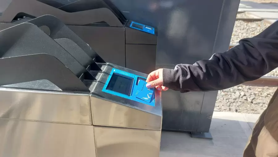 Cada parador inteligente supuso una inversión de 250 millones de pesos. "Esperamos completar las 25 paradas en febrero de 2026" (N. Mema)