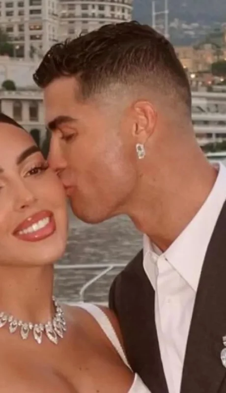 Cristiano le obsequió un impactante anillo de compromiso a Georgina.