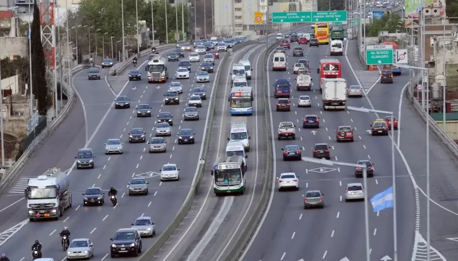 Impuestos altísimos, precios elevados, y tasas de interés que asustan: los motivos para que los coches hayan envejecido tanto.