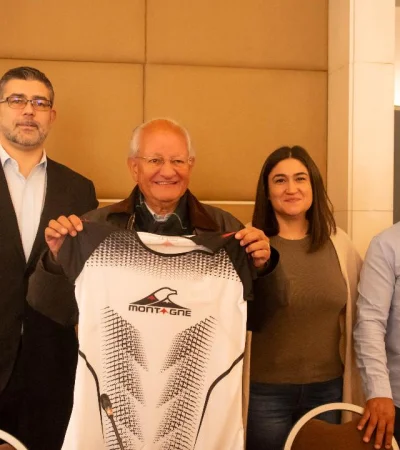 El doctor Abel Albino, fundador de Conín, mostrando la remera de la maratón/