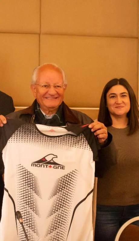 El doctor Abel Albino, fundador de Conín, mostrando la remera de la maratón/