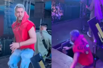 El  momento en que un cantante se hunde en el escenario durante un recital