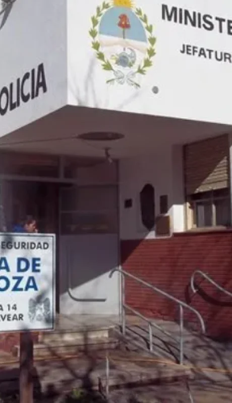 Frente de la Comisaria 14 de la Policía de Mendoza en el departamento de General Alvear.