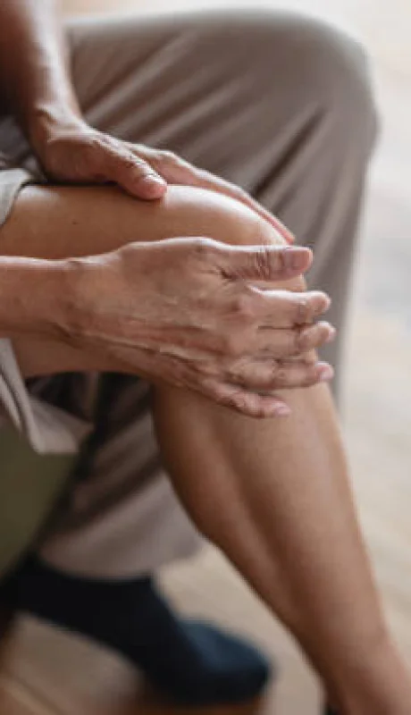 Mover las piernas de manera compulsiva.