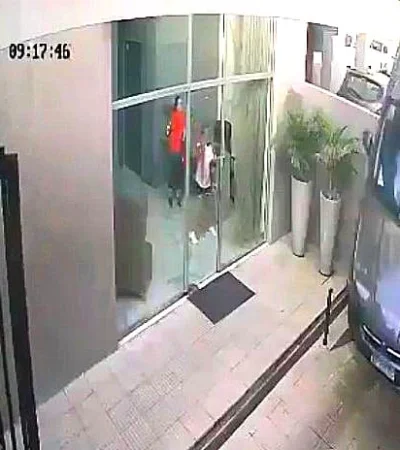 Momento en que el Cronos cae de punta desde varios metros de altura.