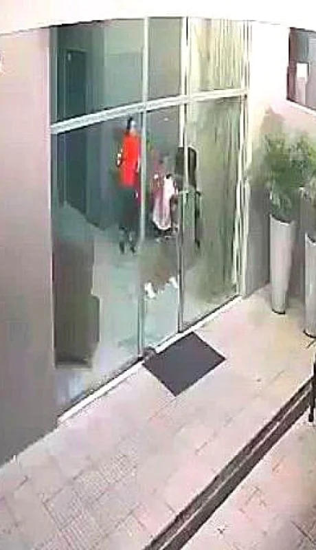 Momento en que el Cronos cae de punta desde varios metros de altura.