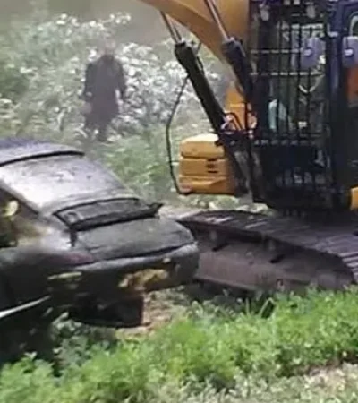 Momento en el que el Porsche era rescatado del río donde cayó hace unos cuatro años.
