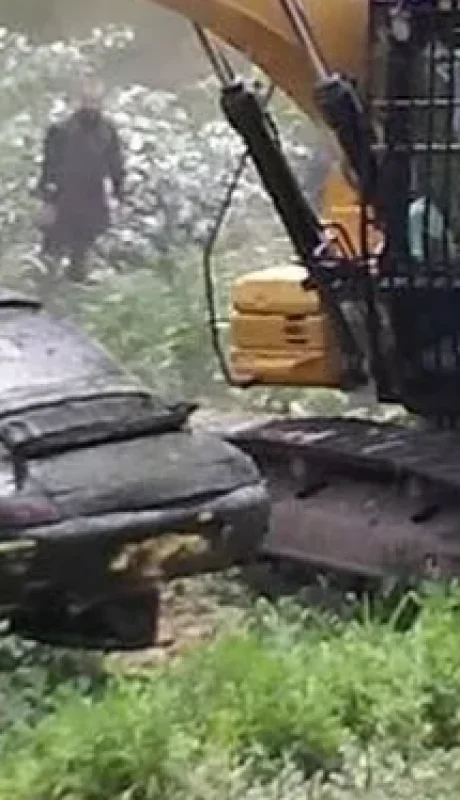 Momento en el que el Porsche era rescatado del río donde cayó hace unos cuatro años.