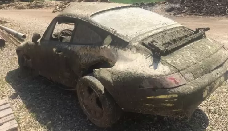 Apenas sacado de abajo del agua, el Porsche estaba absolutamente oxidado y cubierto de barro.