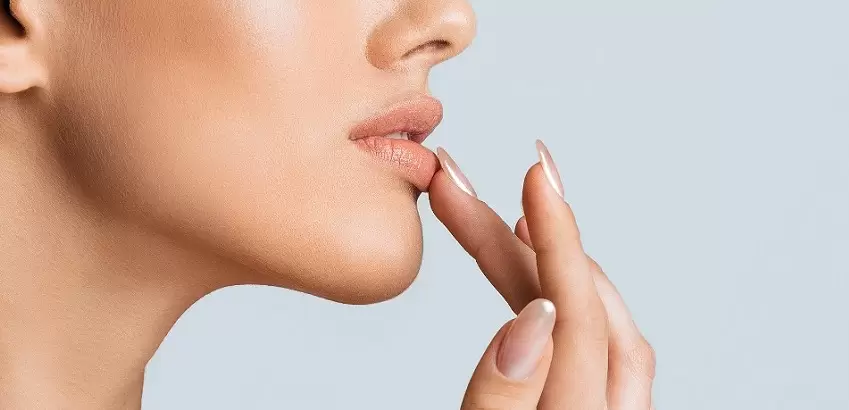 En pacientes de entre 20 y 30 años, la piel mantiene su firmeza natural y la producción de colágeno sigue activa.