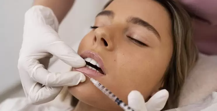 El ácido hialurónico actúa no solo como un agente de volumen sino también como un excelente promotor de hidratación.