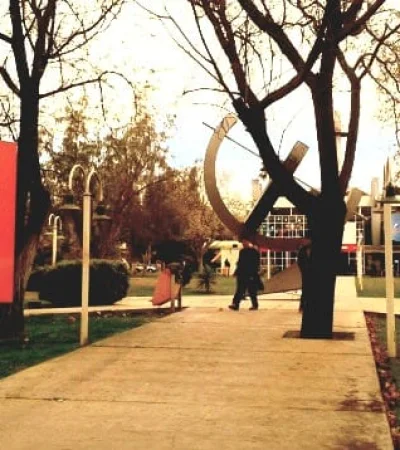 Para la selección se hará evaluación de antecedentes, una entrevista y una prueba de oposición.