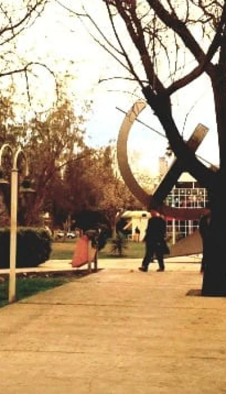 Para la selección se hará evaluación de antecedentes, una entrevista y una prueba de oposición.