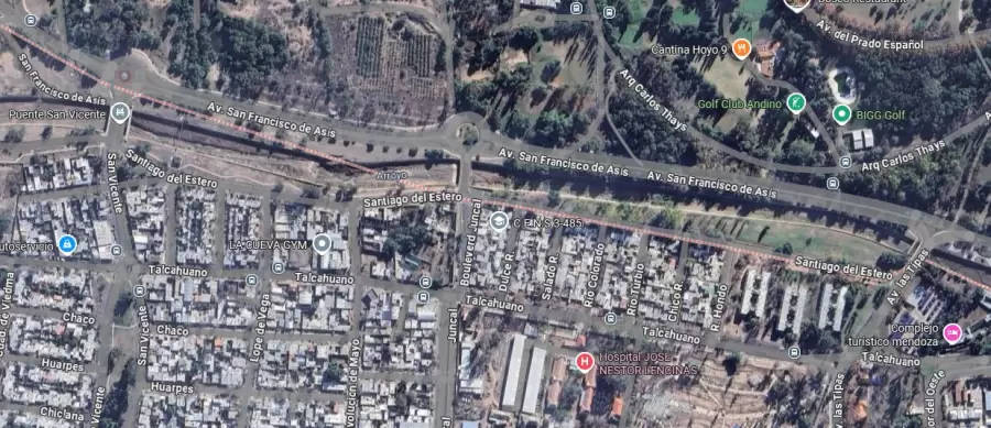 En la foto, el nuevo paseo se extiende de forma horizontal. A la derecha, la parte ya parquizada. A la izquierda, las obras por realizar.