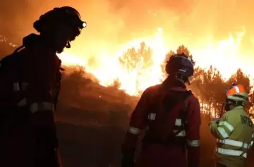 Extremo calor e incendios asolan España, mientras Inglaterra sufre gran sequía