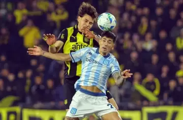 Peñarol pegó en Montevideo y toma ventaja ante Racing