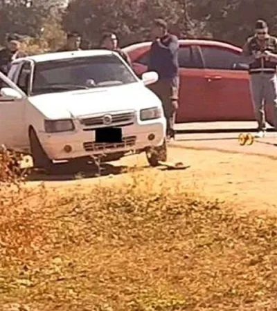 En este auto blanco fue encontrado uno de los cadáveres. (Foto: web)