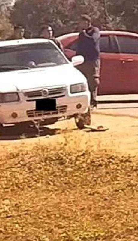 En este auto blanco fue encontrado uno de los cadáveres. (Foto: web)