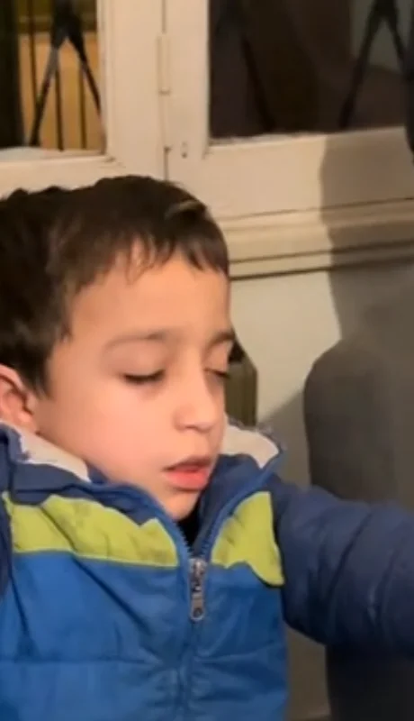 Con una actuación digna, el nene se hizo el dormido y engañó a toda su familia en una broma que terminó explotando en TikTok.