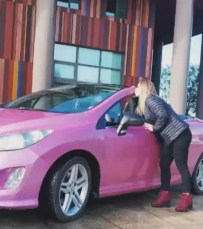 El auto rosa por el que fue apodada como La Barbie Narco/ Fuente: Web