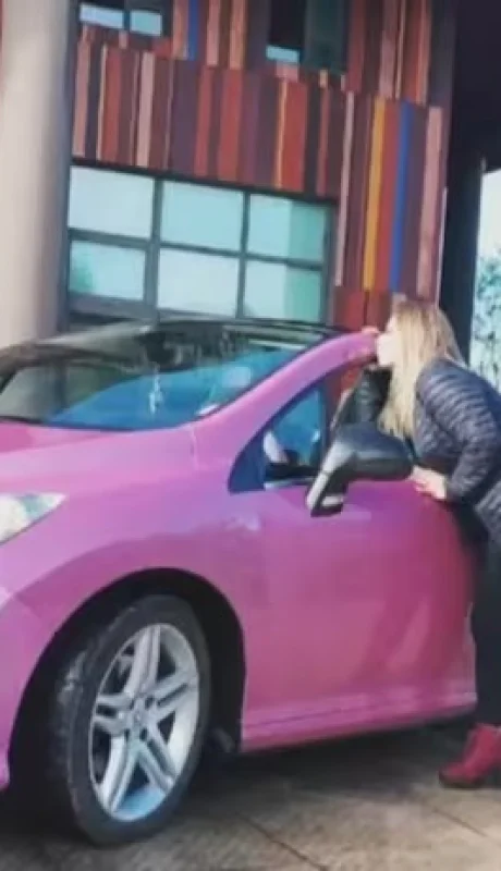 El auto rosa por el que fue apodada como La Barbie Narco/ Fuente: Web