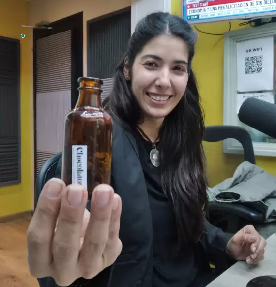 Silvina Pastorutti, ofreciendo sentir el aroma de las especies vegetales autóctonas de Mendoza que utiliza para la elaboración de su famoso vermut.