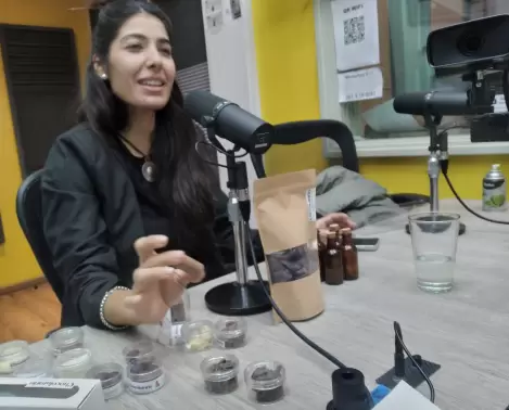 Silvina Pastorutti durante su visita al programa El Interactivo en el estudio de Ciudadano News Radio.