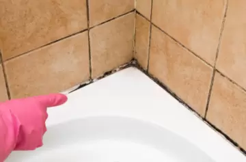 El truco infalible para mantener los azulejos del baño limpios y libres de hongos