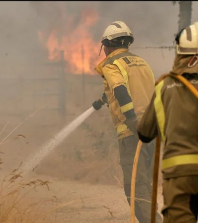 Un frente de fuerte ráfagas de viento complica todavía más poder controlar los focos activos.