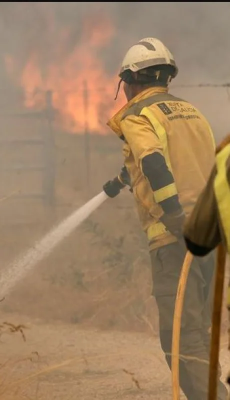 Un frente de fuerte ráfagas de viento complica todavía más poder controlar los focos activos.
