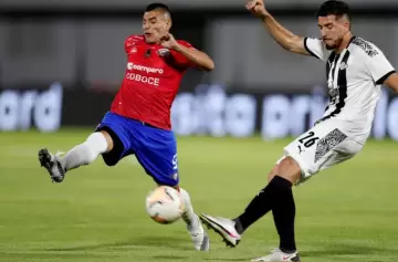 Video: Cristian 'Pochi' Chávez volvió a las canchas y fue expulsado a los 9 minutos