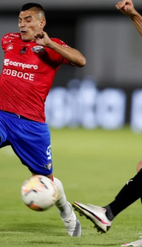 Pochi Chávez volvió a jugar tras tres años de retiro, pero fue expulsado a los nueve minutos en su debut con Wilstermann.