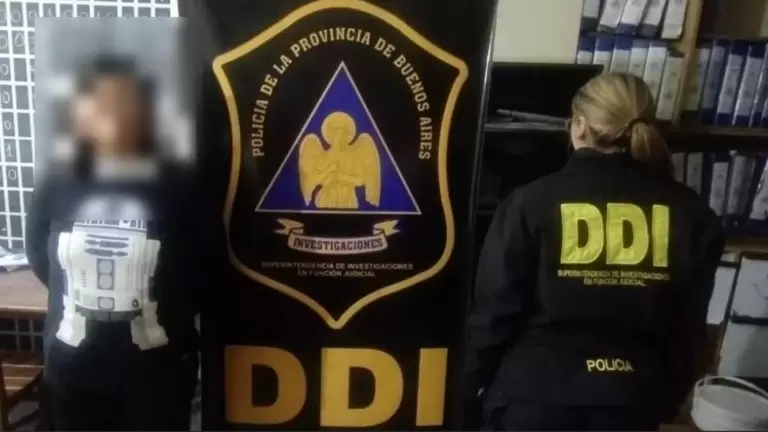 Esta mujer fue una de las detenidas por los investigadores policiales.