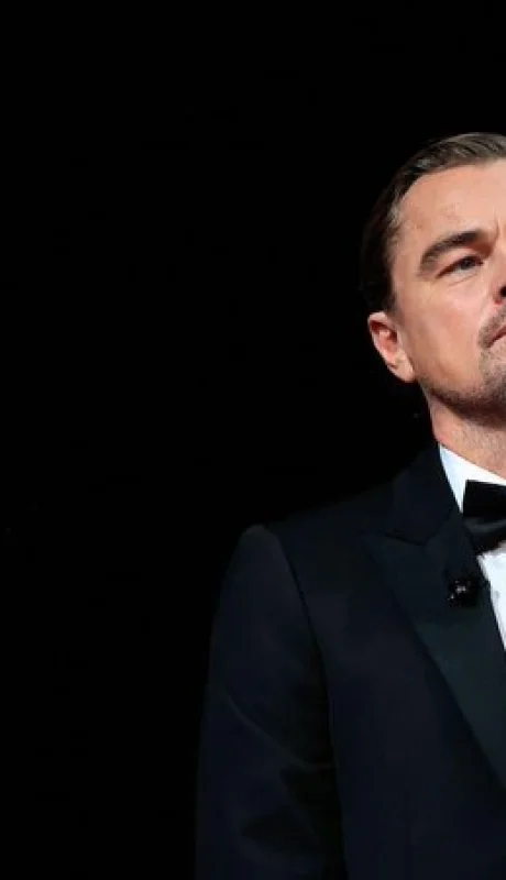 Durante sus vacaciones en España, Leonardo DiCaprio fue retenido en la puerta de un conocido boliche de Ibiza por la Policía local.