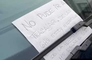 Auto mal estacionado le impidió ir a trabajar y su cartel se hizo viral