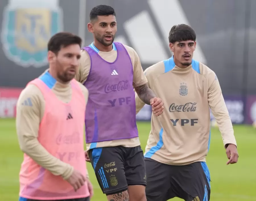 Mariano Troilo junto al Cuti Romero y Lionel Messi.