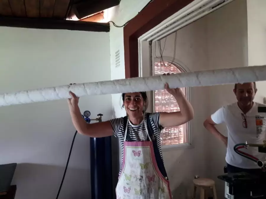 Eliana muestra feliz el primer rodillo fabricado.