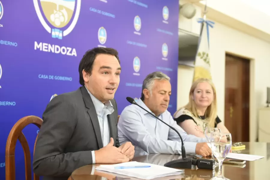 Ministro de Salud con el gobernador y la vice