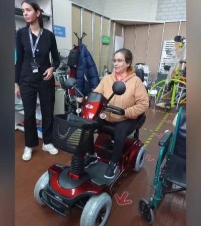 Gloria Muñoz, la beneficiaria del scooter.