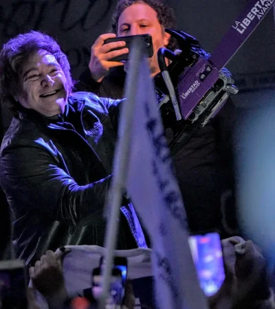 Apertura del acto con Milei y la motosierra