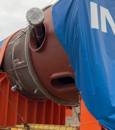 El reactor construido por IMPSA para YPF avanza por las calles mendocinas.