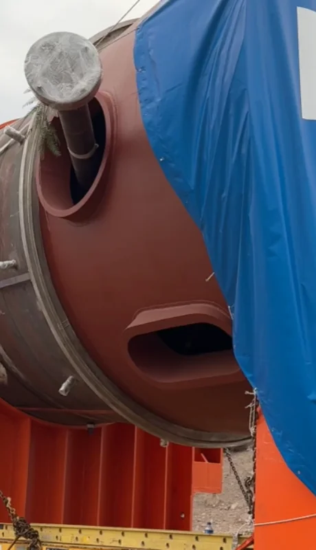 El reactor construido por IMPSA para YPF avanza por las calles mendocinas.