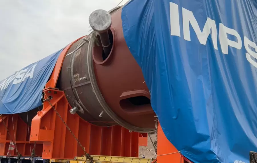 El reactor construido por IMPSA para YPF avanza por las calles mendocinas.