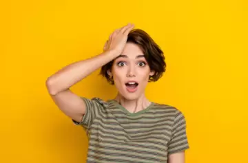 Tocarse la cara al hablar: qué revela la Psicología sobre este hábito