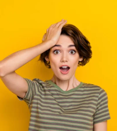 Persona se toca la cara.