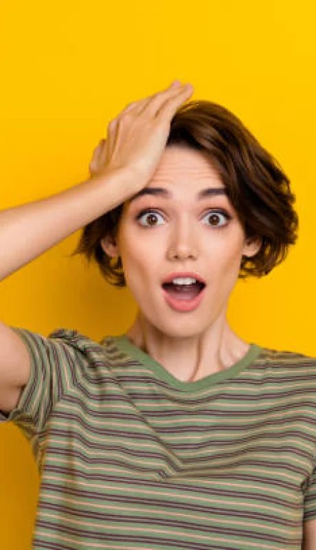 Persona se toca la cara.