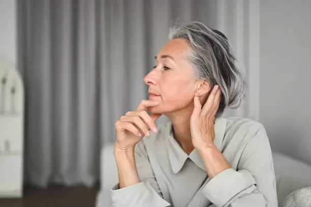 Persona se toca la cara.