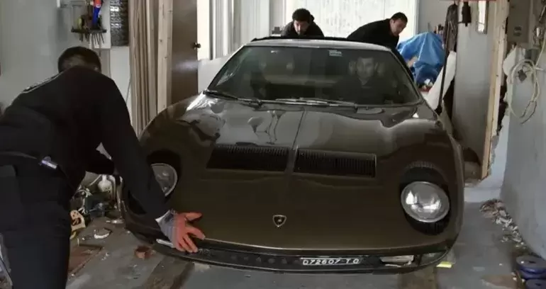 Para sacar el chiche, hubo que derribar una pared.