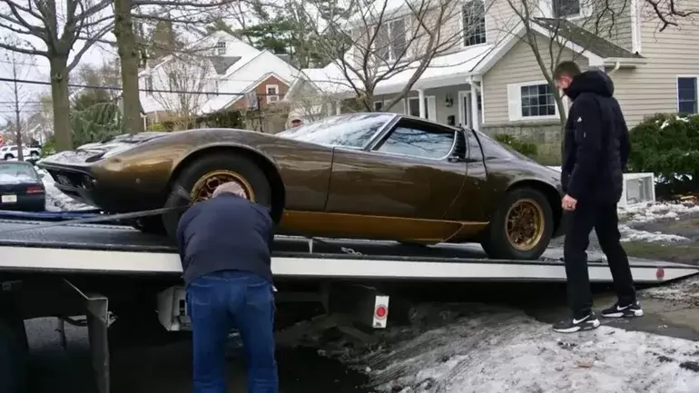 No lo tenía en un garaje, ni en el patio, ni en un museo: lo tenía guardado en su propio living.