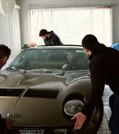 Entró por un garaje. Para sacarlo, hubo que derribar una pared.